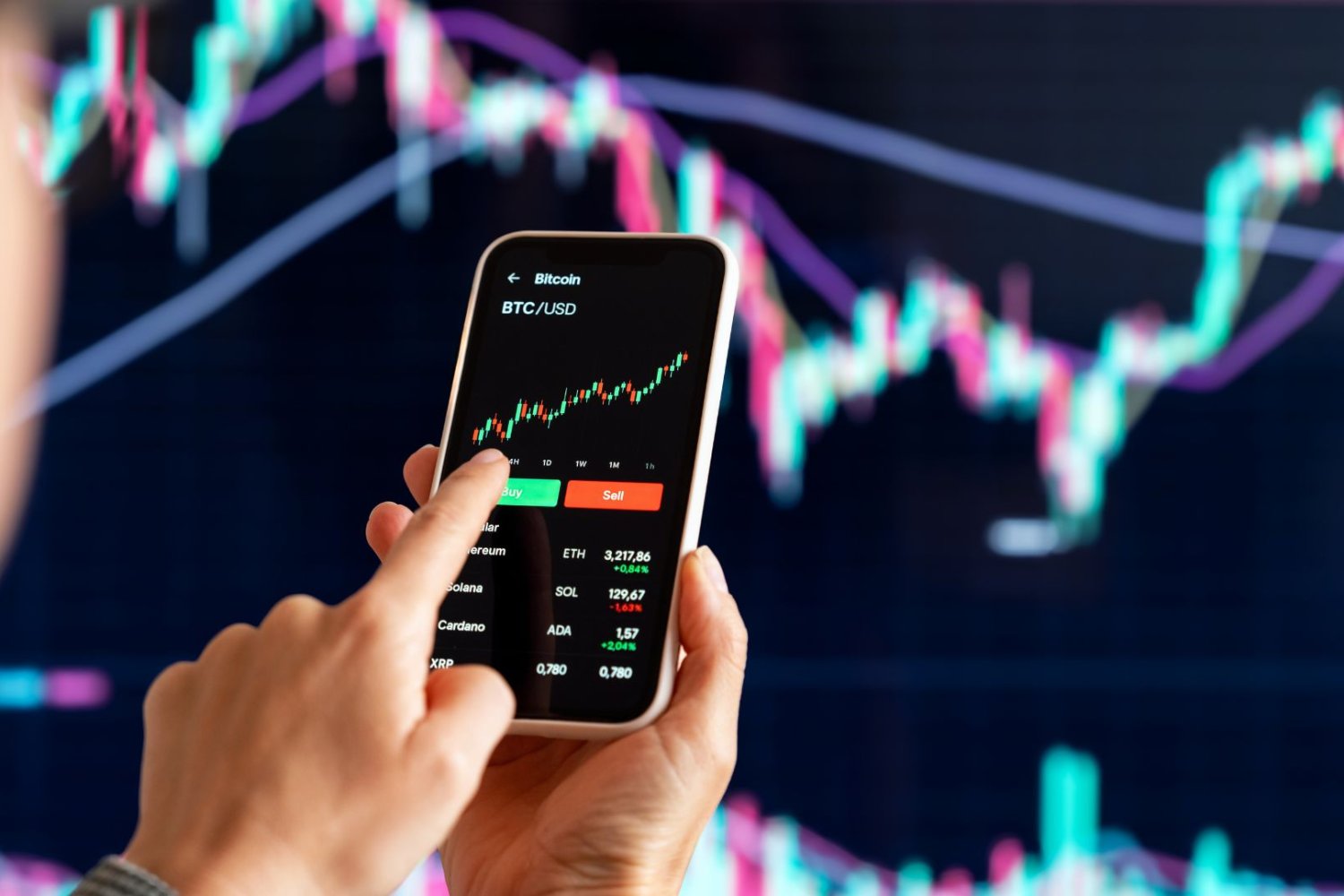 Co 1 lipca oznacza dla posiadaczy kryptowalut? Środki nie znikną, ale zniknie dostęp Człowiek analizujący kryptowaluty na smartfonie. Brak ustawy o kryptoaktywach uderzy w rynek. Co czeka inwestorów po 1 lipca?
