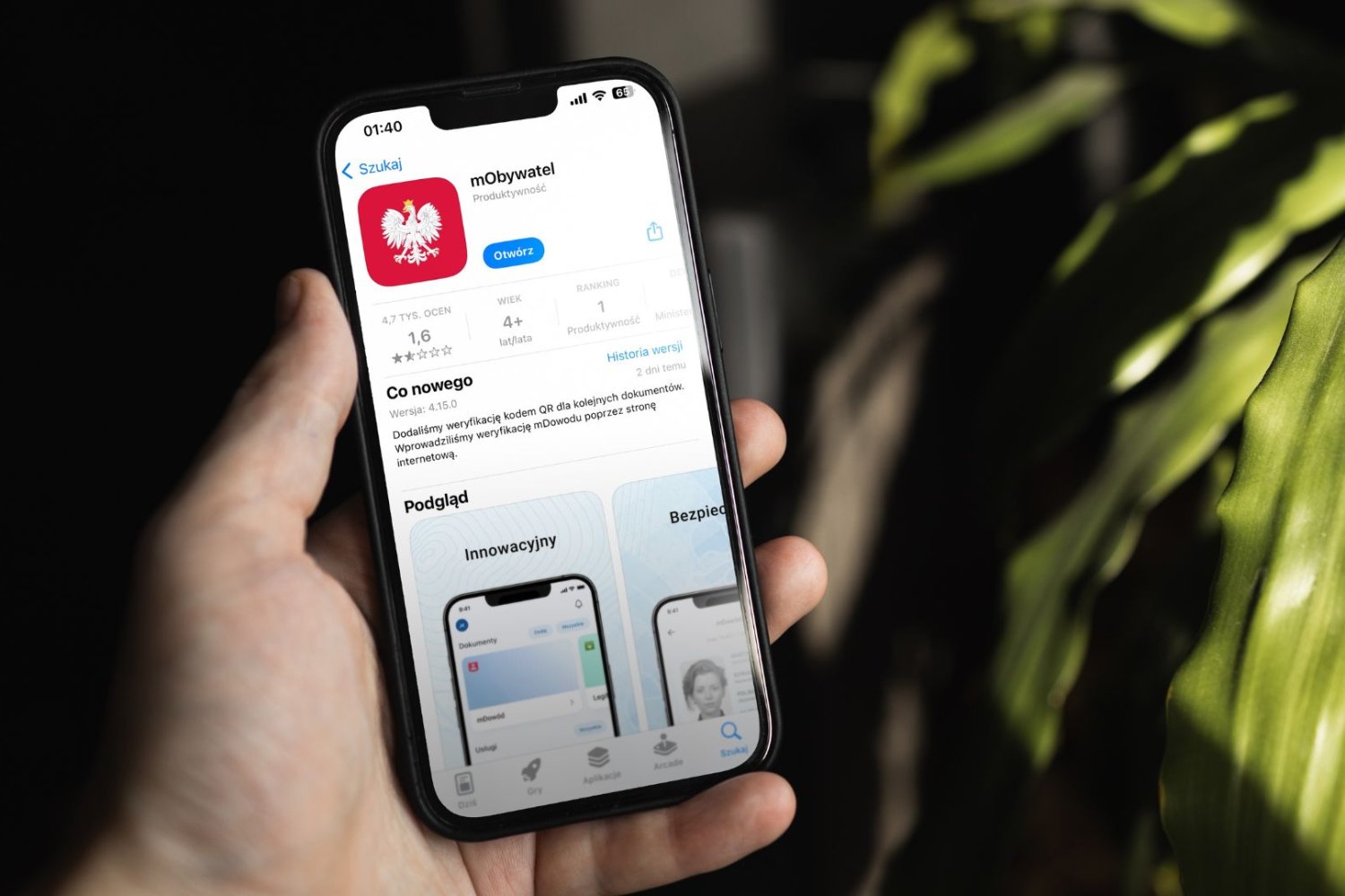 Rewolucja w rejestracji firm od 1 listopada. Urzędowe okienka przechodzą do historii. Człowiek trzyma w dłoni telefon, na ekranie aplikacja mObywatel.