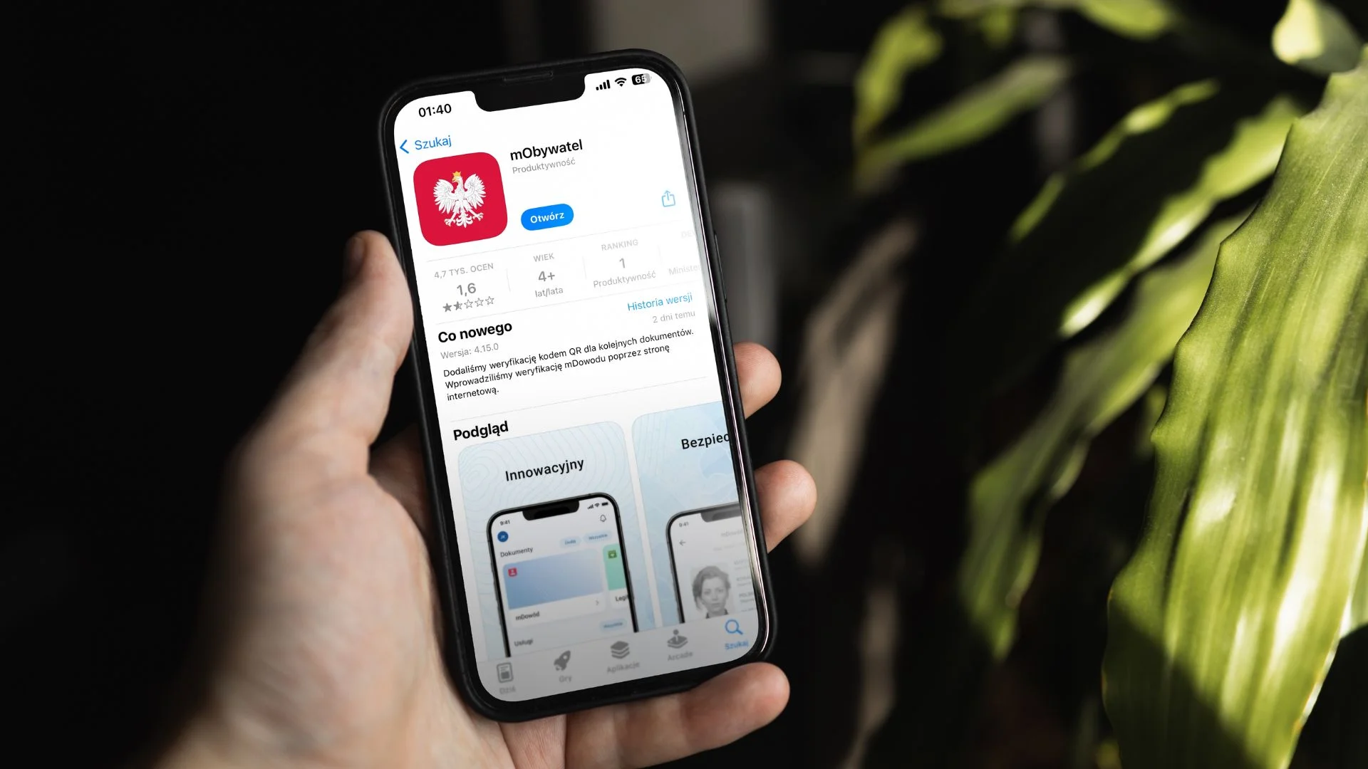 Rewolucja w rejestracji firm od 1 listopada. Urzędowe okienka przechodzą do historii. Człowiek trzyma w dłoni telefon, na ekranie aplikacja mObywatel.