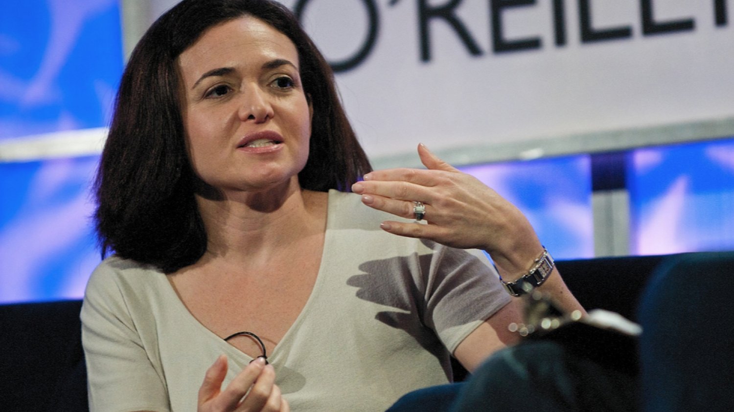 Sheryl Sandberg to jedna z najpotężniejszych kobiet świata wielkiego biznesu. Zwykle udziela rad na temat rozwoju kariery. Tym razem w nieco innym kontekście poleca wychodzić za mąż za nerdów i miłych facetów.