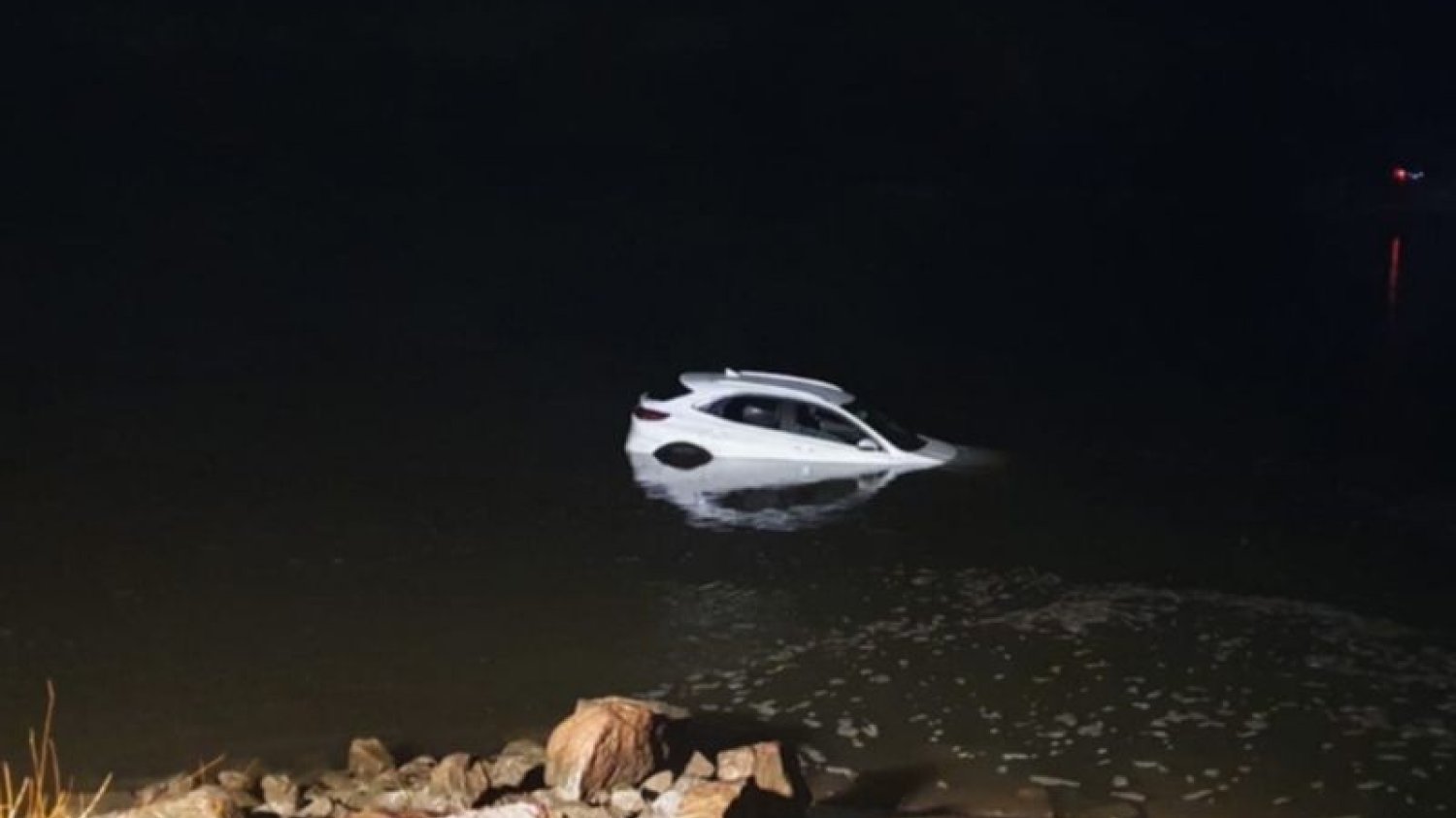 Zatopione auto wyciągnęli z rzeki strażacy.
