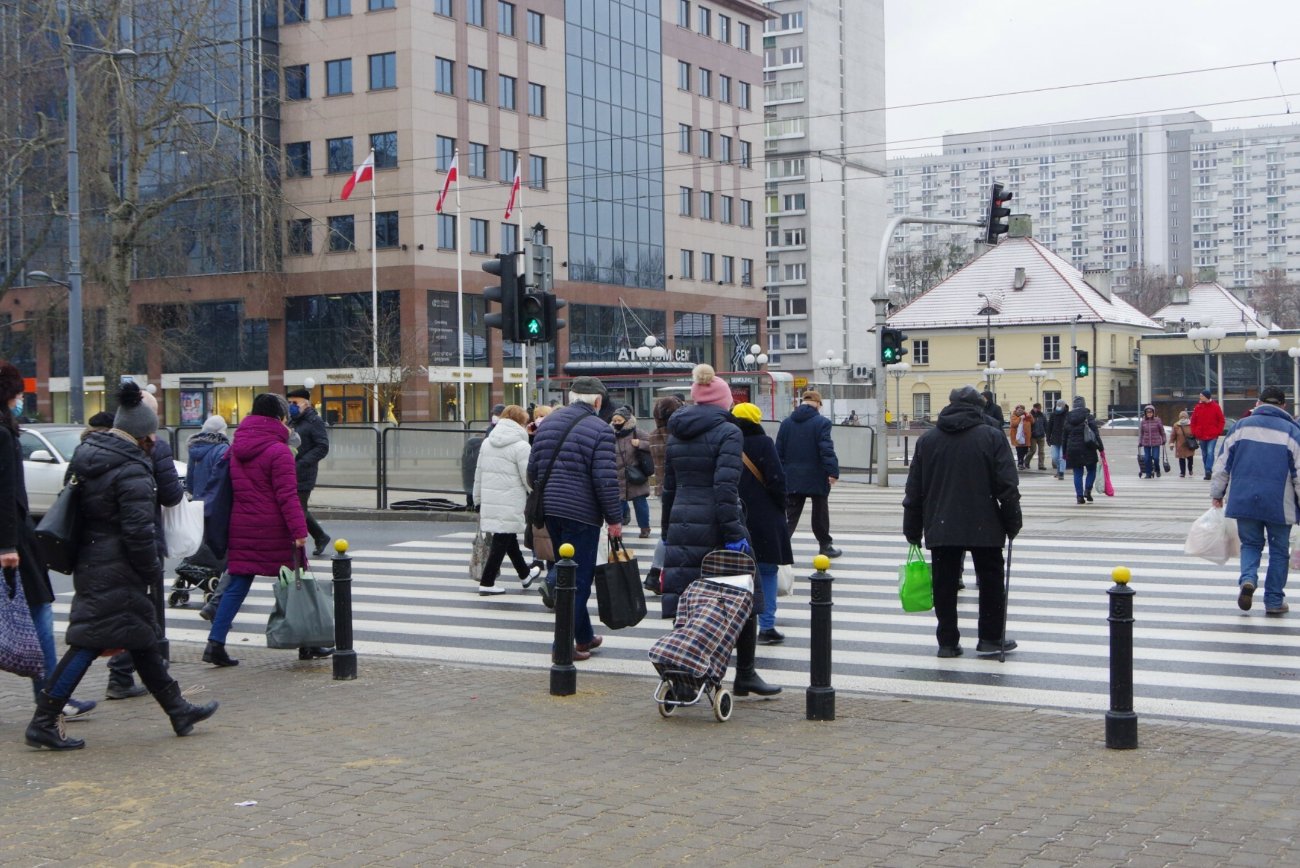 Ludzie na przejściu dla pieszych