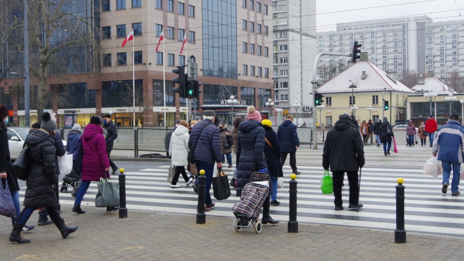 Ludzie na przejściu dla pieszych