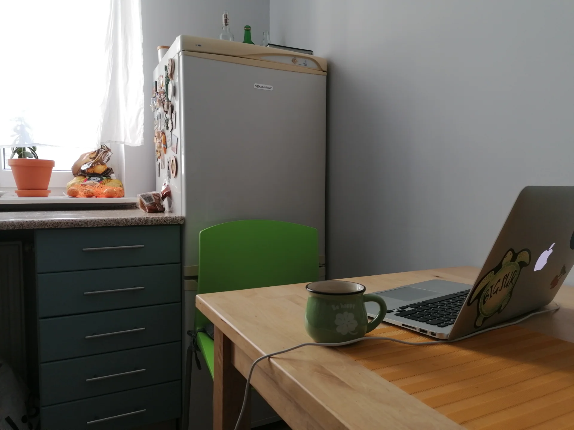 Pracując przy lodówce, zawsze coś smacznego znajdzie się pod ręką.
