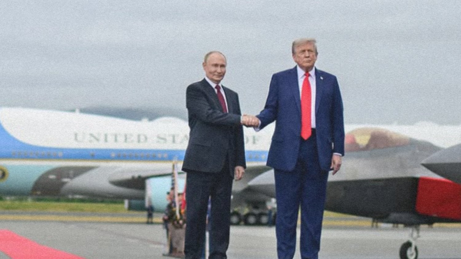 USA wycofuje się z międzynarodowej umowy dotyczącej walki z dezinformacją. Zapytałam, co to znaczy dla Polski. Uśmiechnięci Donald Trump i Władimir Putin stojący na tle samolotu na lotnisku. Zdjęcie pochodzi z wizyty dyktatora Rosji w USA.