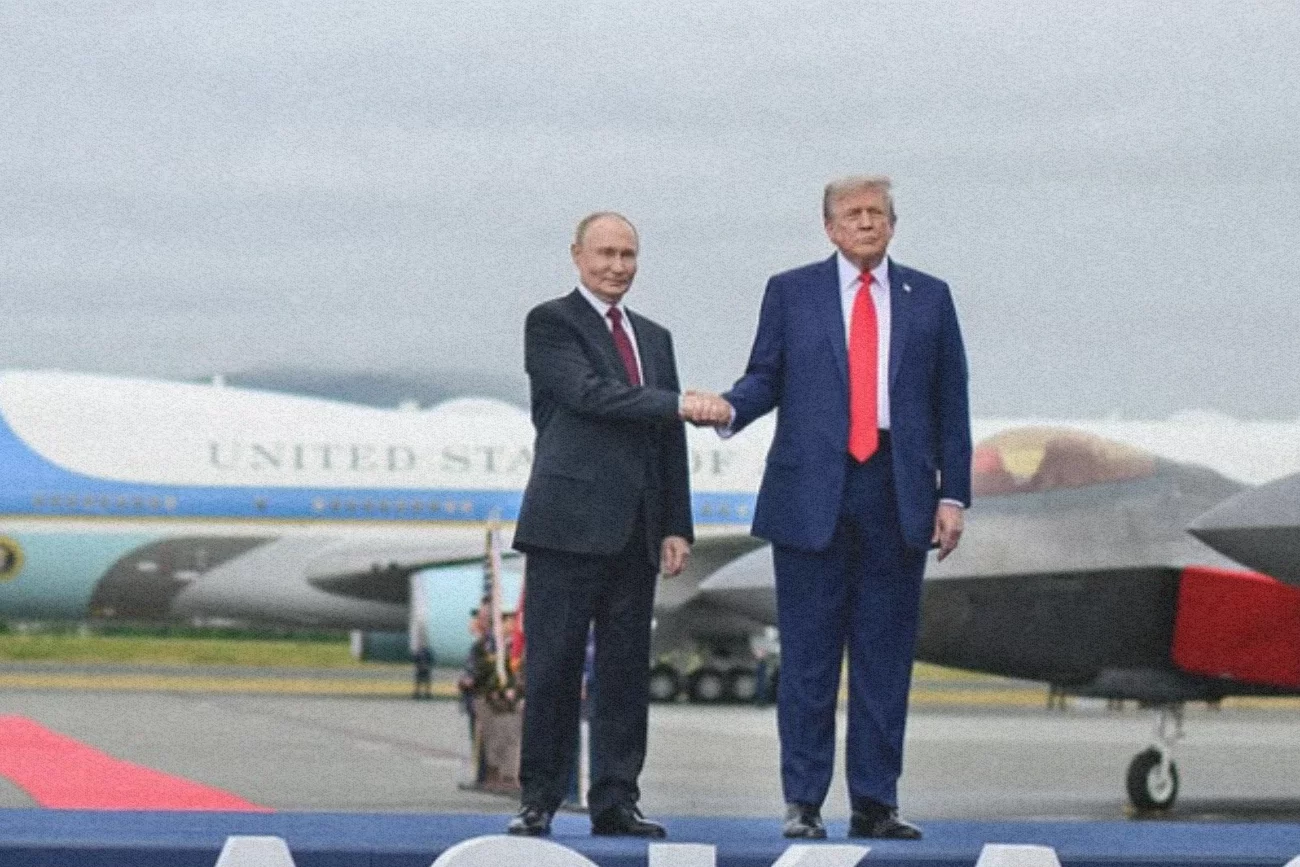 USA wycofuje się z międzynarodowej umowy dotyczącej walki z dezinformacją. Zapytałam, co to znaczy dla Polski. Uśmiechnięci Donald Trump i Władimir Putin stojący na tle samolotu na lotnisku. Zdjęcie pochodzi z wizyty dyktatora Rosji w USA.