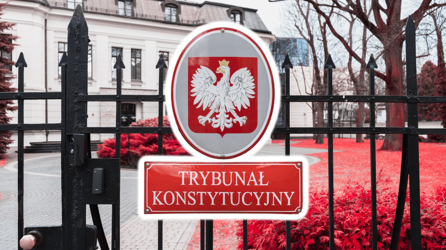 Trybunał Konstytucyjny problemem gospodarki. Polska traci miliardy przez chaos prawny Trybunał Konstytucyjny. Tabliczka i budynek.