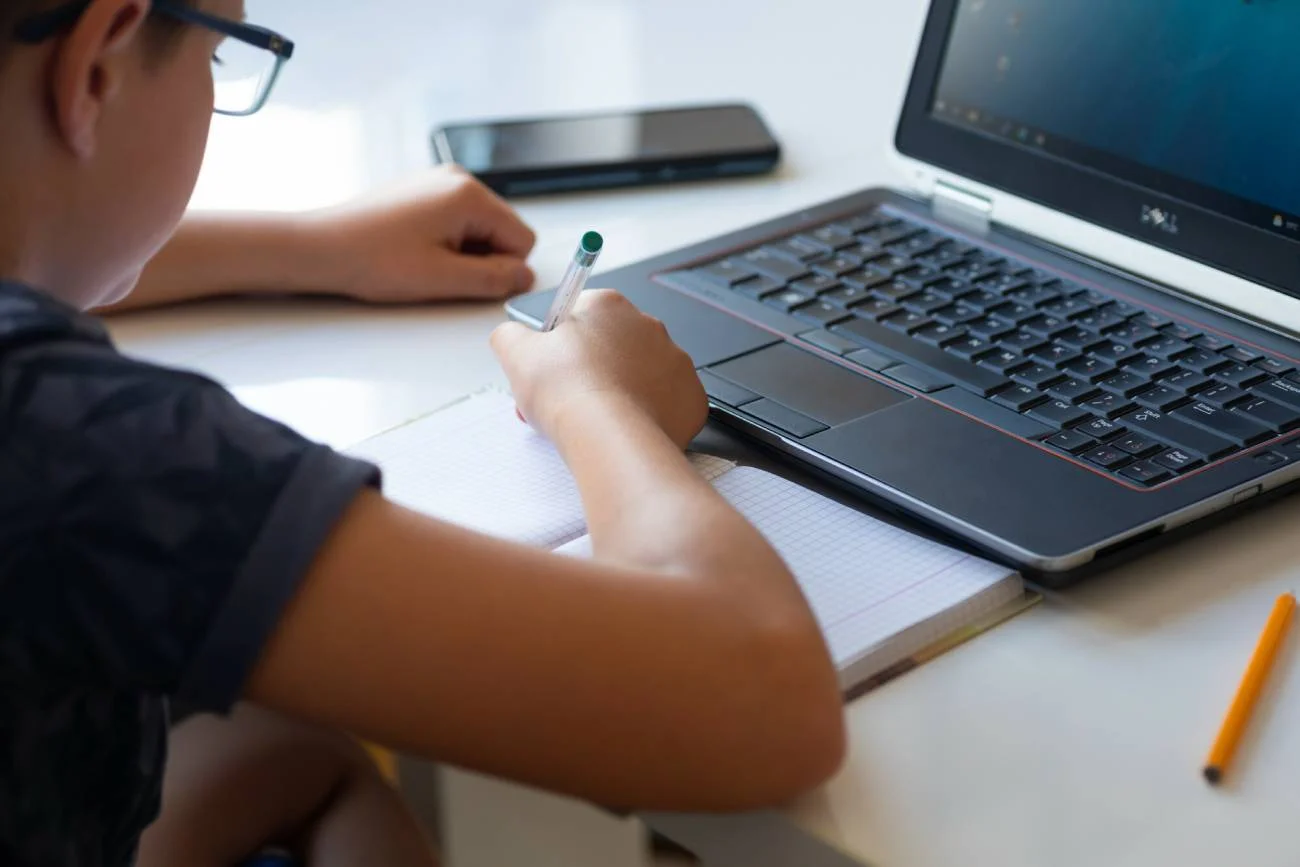 Uczeń w nauczaniu zdalnym - zeszyt i laptop
