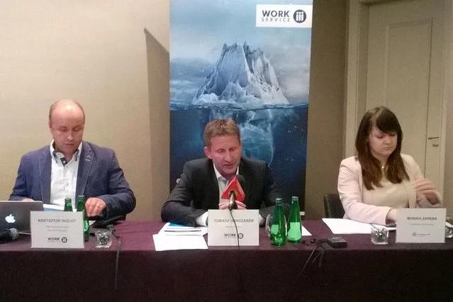 (Od lewej) Krzysztof Inglot, Tomasz Hanczarek, Monika Zaręba podczas konferencji omawiającej wyniki najnowszego Barometru Rynku Pracy.