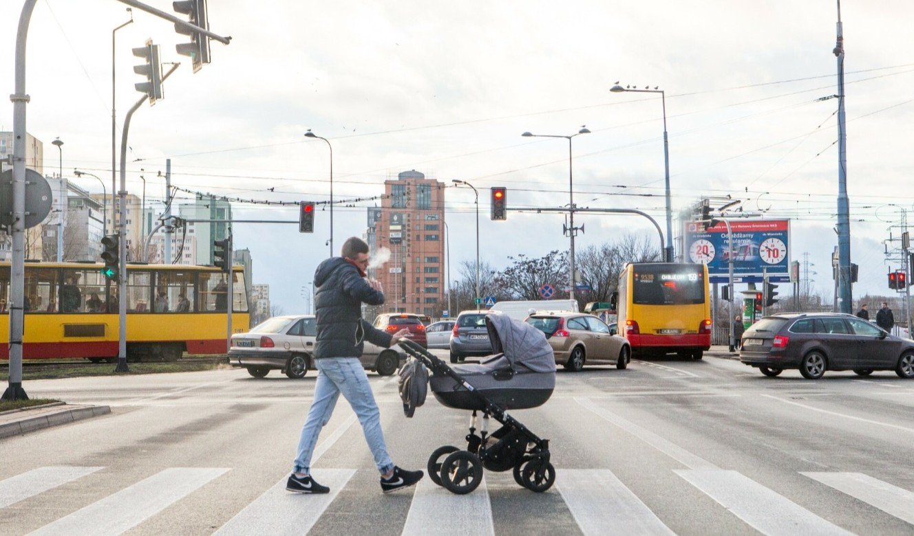 Mężczyzna z wózkiem.
