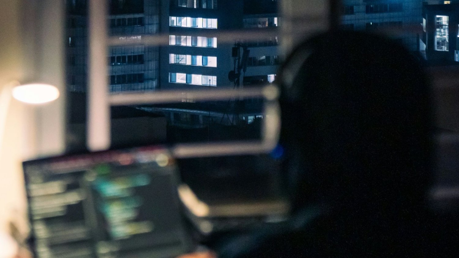 Samorządy łączą siły w walce z cyberatakami. Powstało nowe centrum Osoba siedząca przed komputerem.