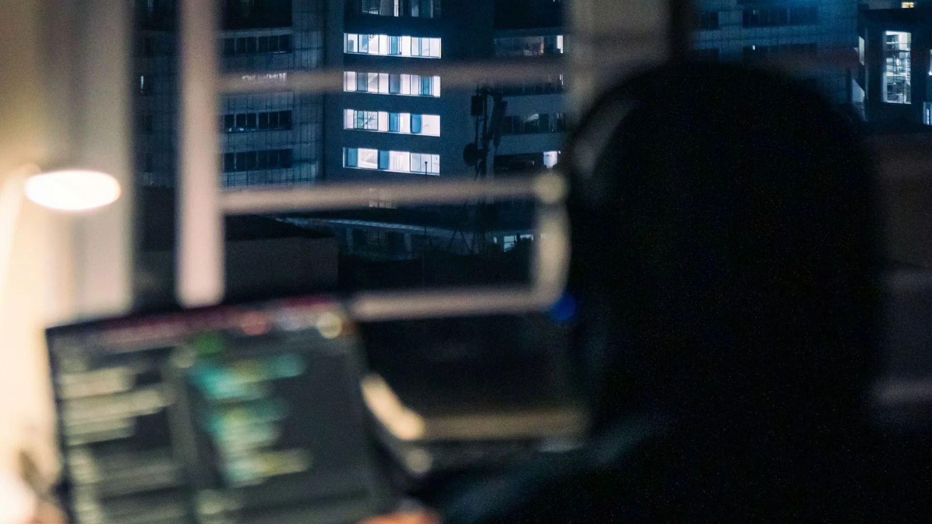 Osoba siedząca przed komputerem.