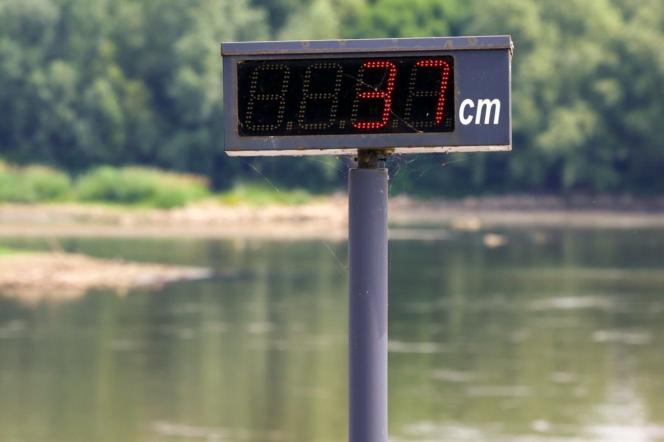 Krytycznie niski stan wody w Wiśle w stolicy - wodowskaz wskazywał dziś poziom 38 cm. Do najniższego poziomu - 26 cm - zanotowanego w 2015 roku brakuje już tylko spadku o 12 cm
