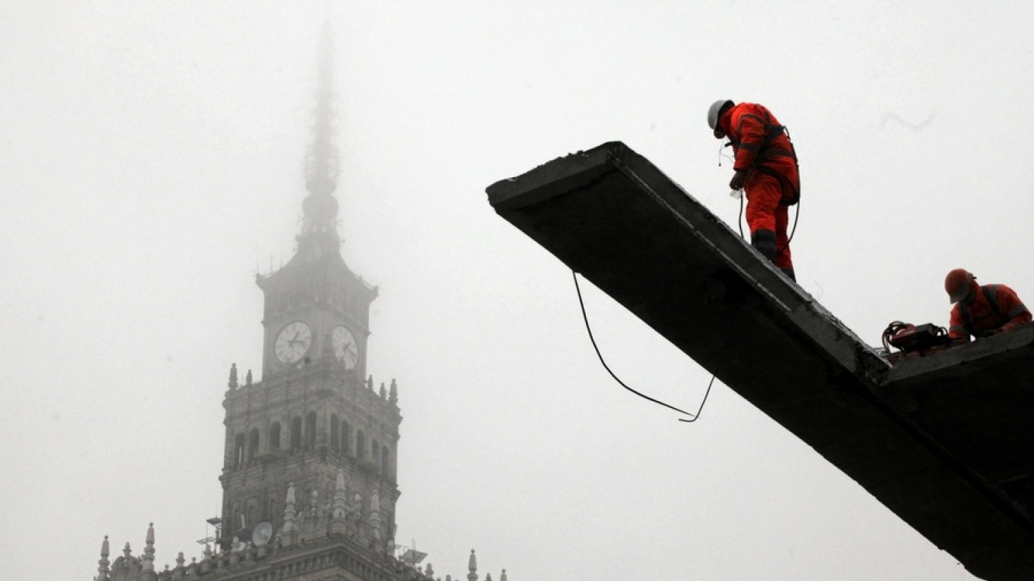 Robotnicy rozbierają warszawski dom handlowy "Emilka".