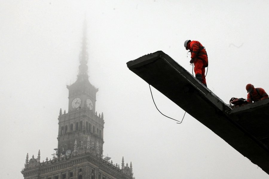 Robotnicy rozbierają warszawski dom handlowy "Emilka".