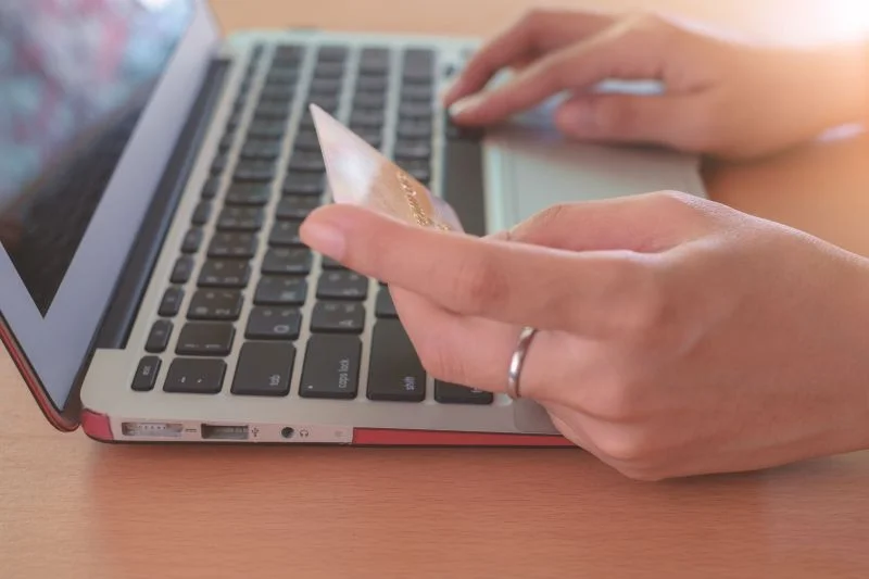 Transakcje internetowe lepiej wykonywać kartą płatniczą