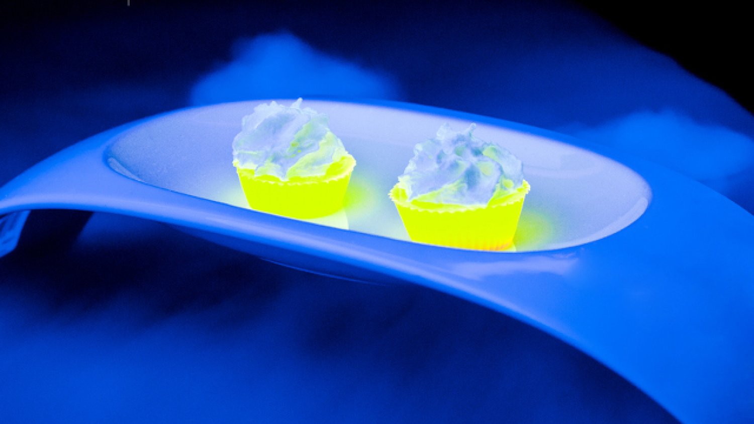 Kuchnia molekularna w wykonaniu thefood.pl z Trójmiasta. Robi kosmiczne wrażenie. Na zdjęciu fluorescencyjnebabeczki z wódki