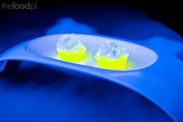 Kuchnia molekularna w wykonaniu thefood.pl z Trójmiasta. Robi kosmiczne wrażenie. Na zdjęciu fluorescencyjnebabeczki z wódki