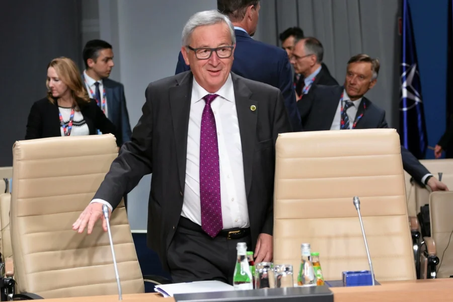 Szef KE Jean-Claude Juncker miał otwarcie zapowiadać, że nie będzie prosić w państwach członkowskich o pieniądze dla Polski.