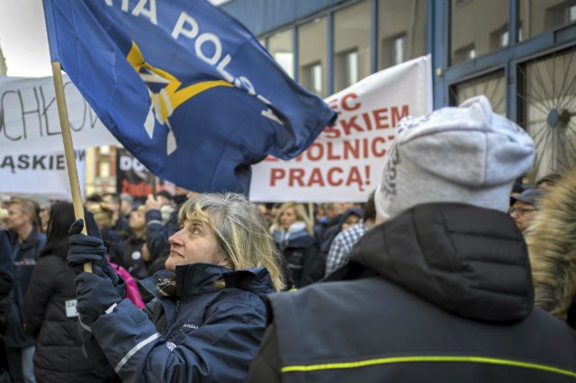 Katowice. Protest listonoszy przed dyrekcją Poczty Polskiej