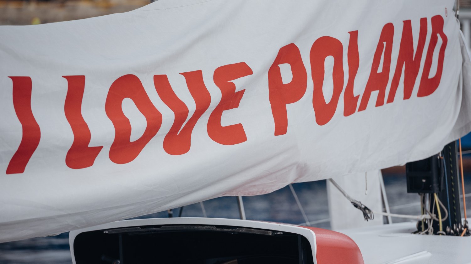 Polska Fundacja Narodowa, która stworzyła polski jacht pływający po światowych morzach, prowadzi wątpliwą współpracę z Amerykanami - donosi portal Onet
