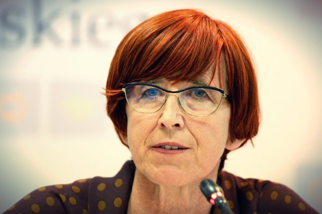 Elżbieta Rafalska zapowiada radykalne rozwiązania dotyczące umów o dzieło.