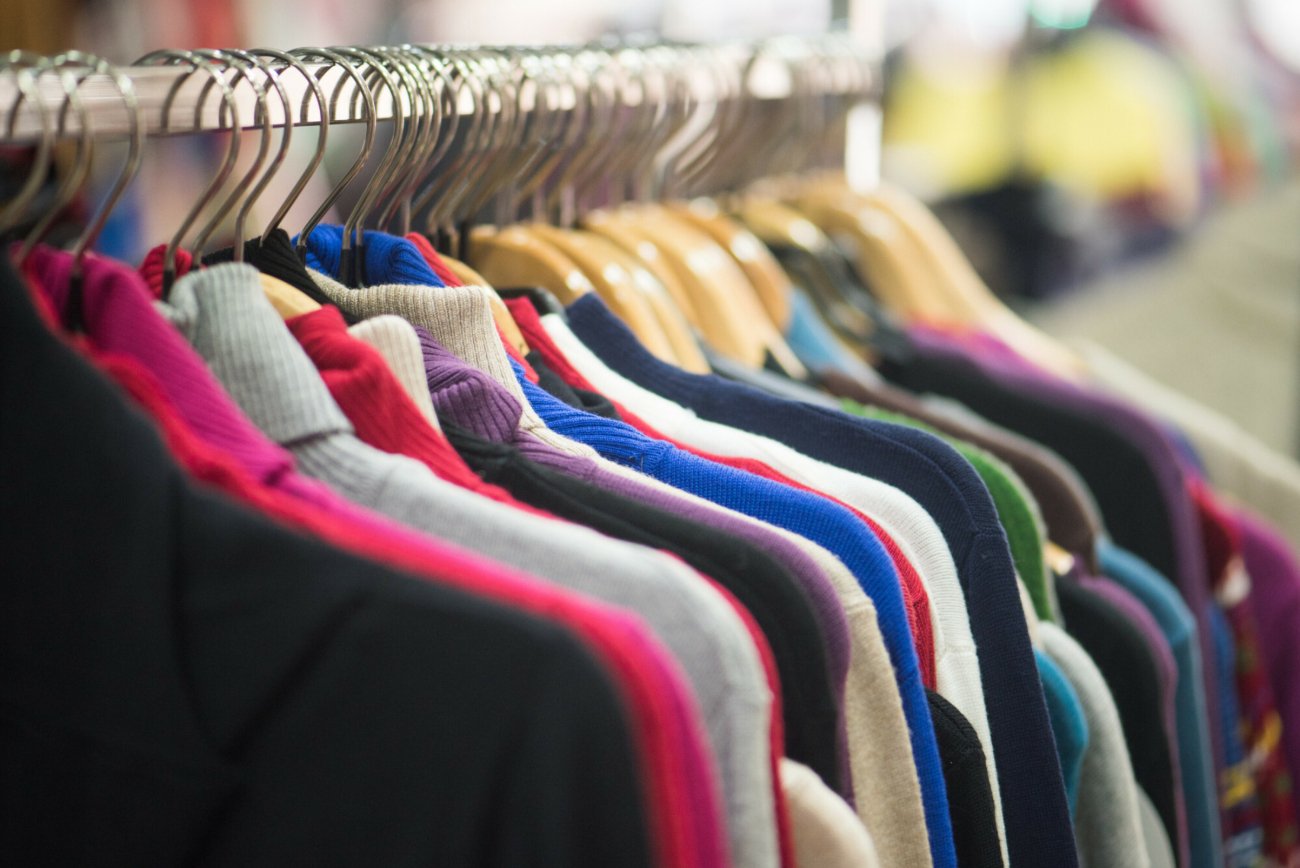 Ubrania na wieszakach