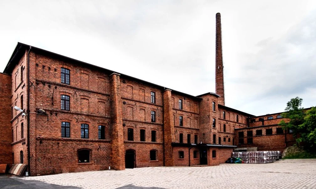 XIX-wieczna fabryka - tu wytwarza się w sposób całkowicie manualny dachówkę Heritage