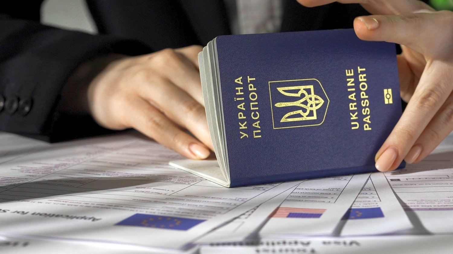 Konfederacja grzmi o miliardach dla Ukraińców. Sprawdzamy: chodzi o... promil budżetu osoba trzymająca ukraiński paszport