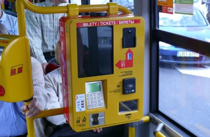 W Warszawie biletomaty spotkać można w prawie każdym autobusie.