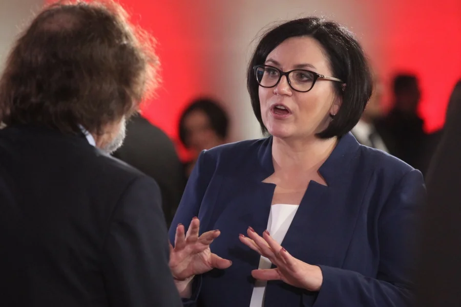 Granice frakcji są płynne. Za transferem Małgorzaty Sadurskiej do biznesu może stać prezydent. Ale równie dobrze może to być zasługa premier Beaty Szydło lub ojca Tadeusza Rydzyka.