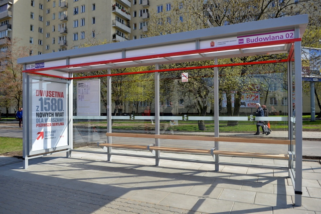 Nowe warszawskie przystanki to model architektury obronnej - kloszard się tu nie prześpi.
