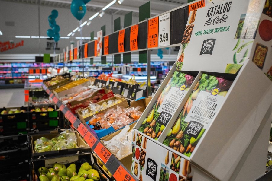 Prosta historia ze Szczecinka: gekon siedział sobie spokojnie w sałacie, gdy natknęła się na niego klientka marketu.