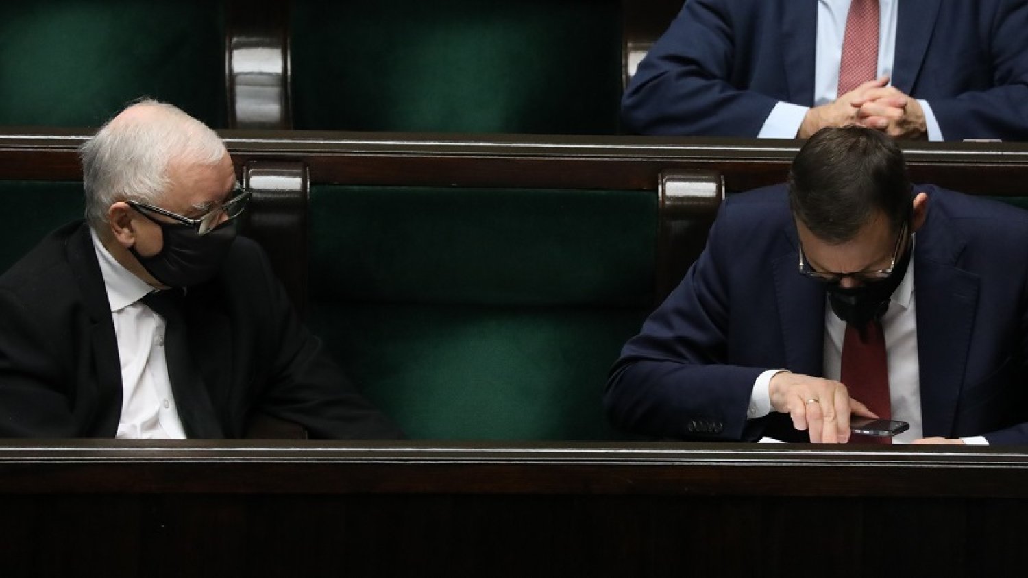 Wielu prawników donosi, że rządowe nakazy nie mają podstawy prawnej. Mateusz Morawiecki chce przepisy załatać.