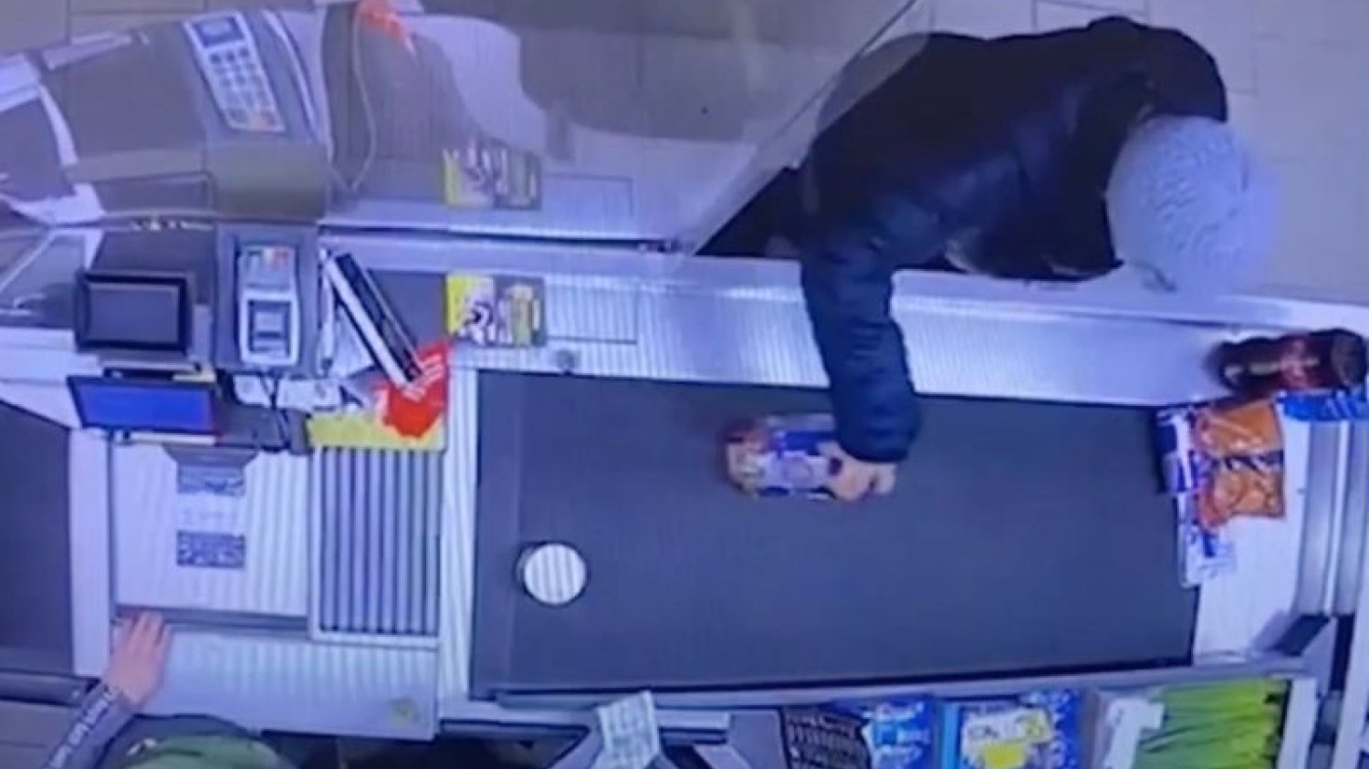 Kobieta ukradła puszkę, korzystając z nieuwagi kasjerki.