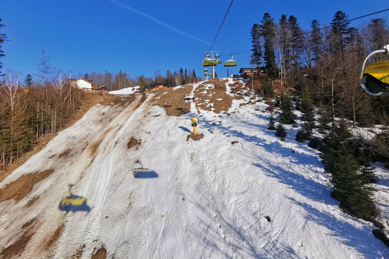 Stok narciarski bez śniegu (zdj. ilustracyjne)