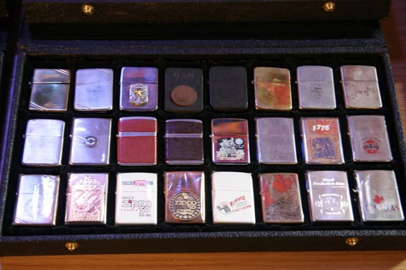 Kolekcja zapalniczek Zippo.