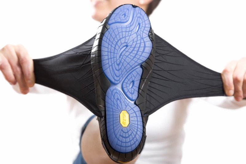 Gumowa podeszwa plus dwa materiałowe skrzydełka, oto cały but. A koszt? Min. 140 dolarów.