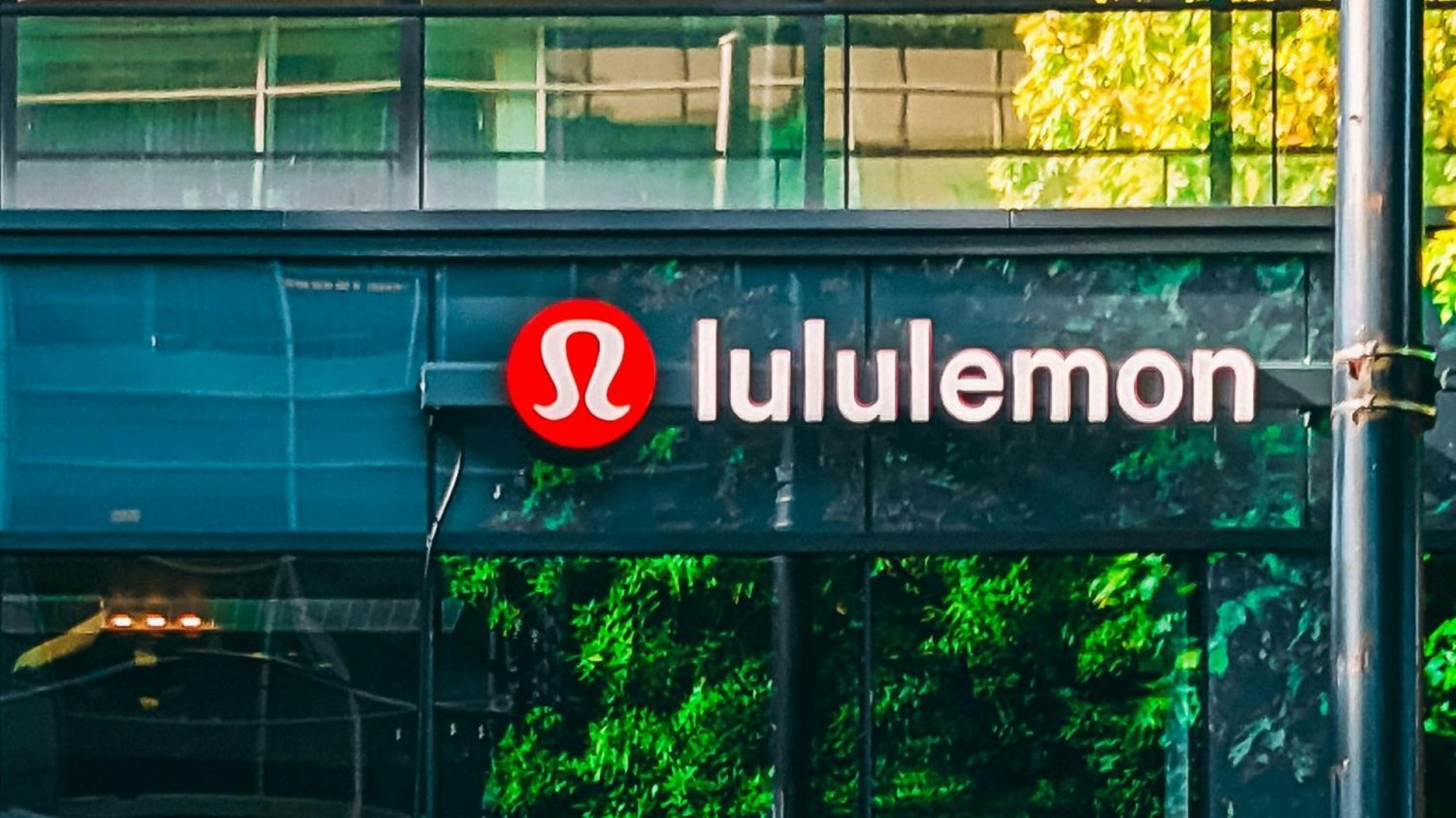 Lululemon podbija Warszawę. Tymczasem na świecie... płonie im grunt pod nogami. Sklep Lululemon.