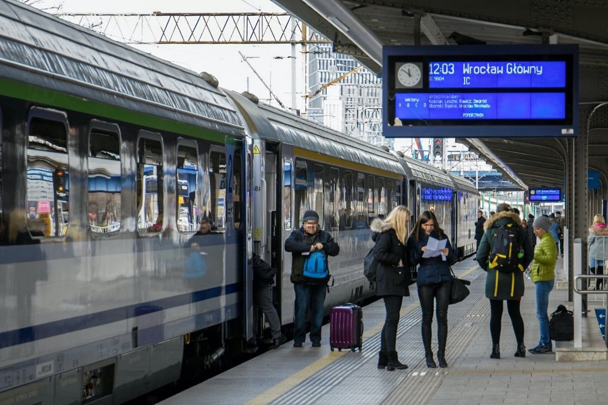 PKP Intercity wprowadza od 4 czerwca obowiązkową rezerwację miejsc. Posiadacze biletów okresowych będą musieli dopłacić.