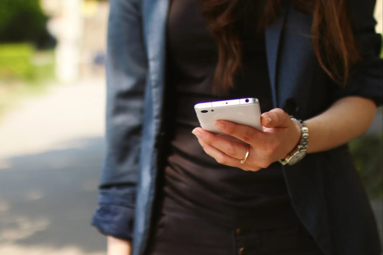 Kobieta, smartfon.
