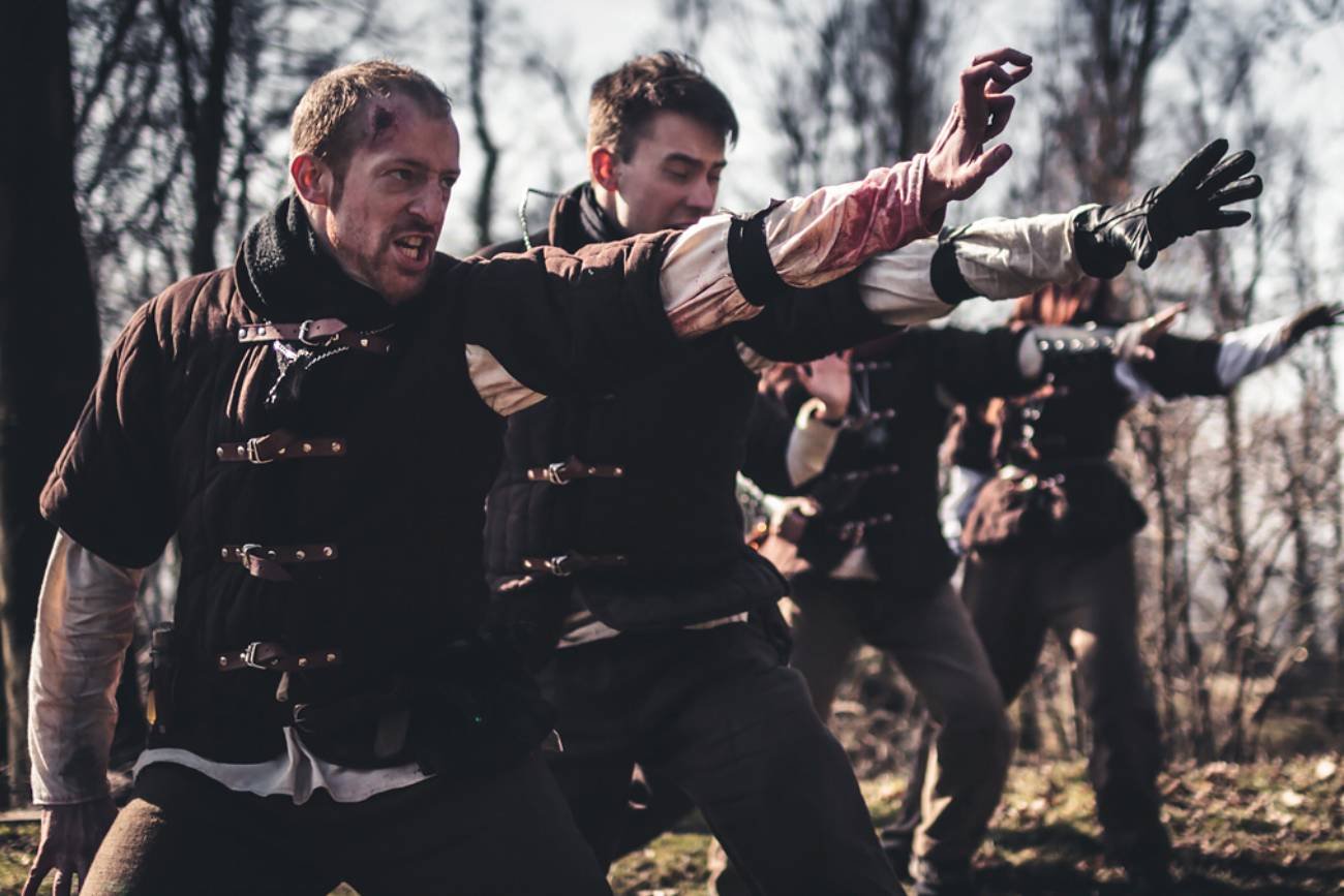 Uczestnicy LARP-a Witcher School podczas zabawy.