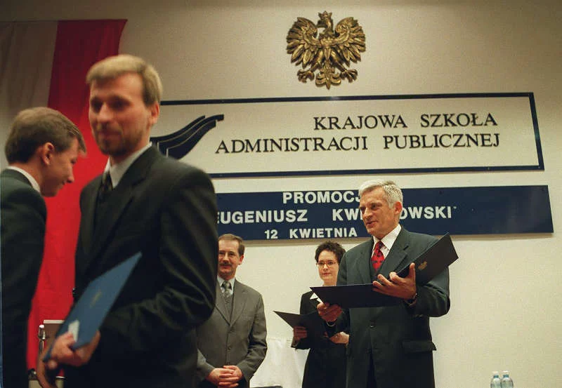 Krajowa Szkoła Administracji w 1999 roku. Do dzisiaj kształci urzędników, ale na jej działalność idzie raptem 8-9 mln zł rocznie