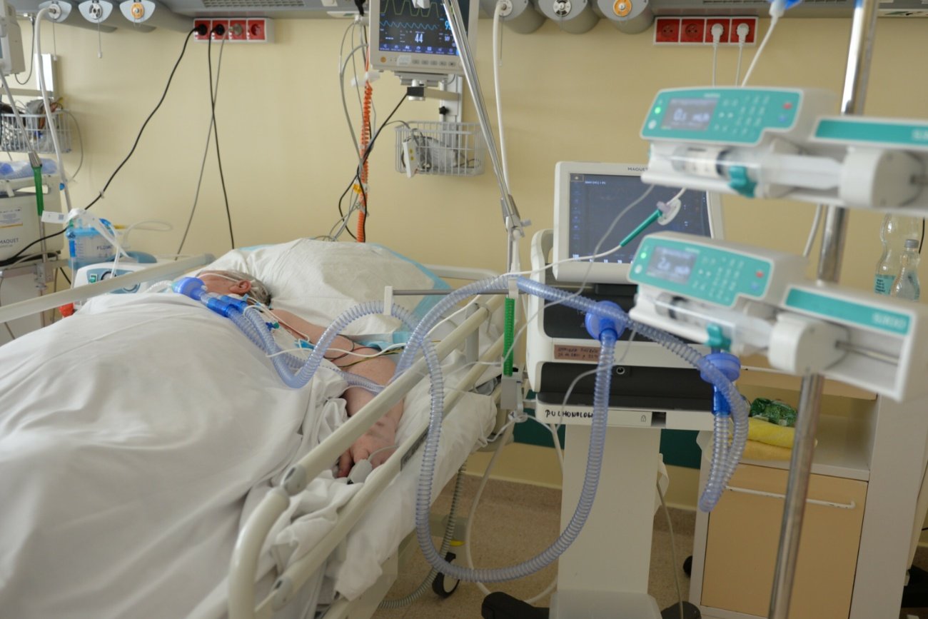 Pacjent na łóżku szpitalnym.