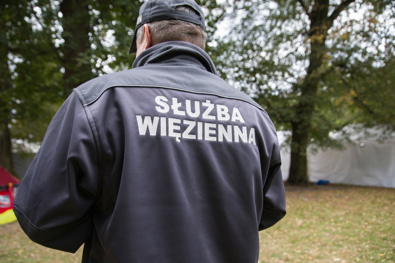 Służba Więzienna kusi kandydatów benefitami i dodatkami. Pensja zaczyna się od ok. 5 tys. zł na rękę