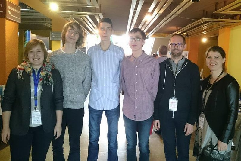 Trójka gimnazjalistów z Wrześni (w środku), uczestniczących w programie "Mistrzowie Kodowania", przygotowała mobilną aplikację dla gości konferencji "Lepsza Edukacja 2016"