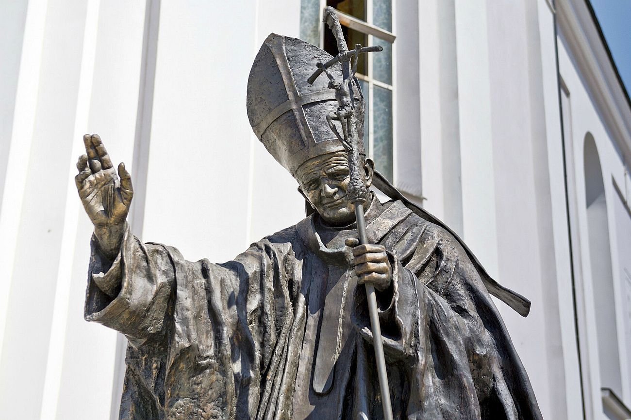 Z laski papieża w Wadowicach leci woda. Bardzo droga woda