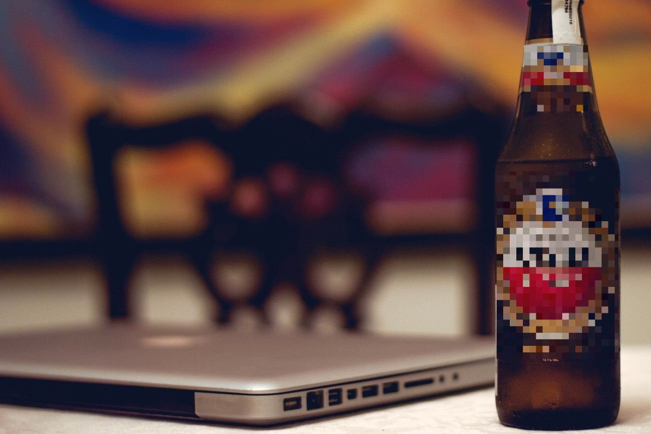 Praca zdalna wolna od alkoholu i narkotyków - tego chce rząd