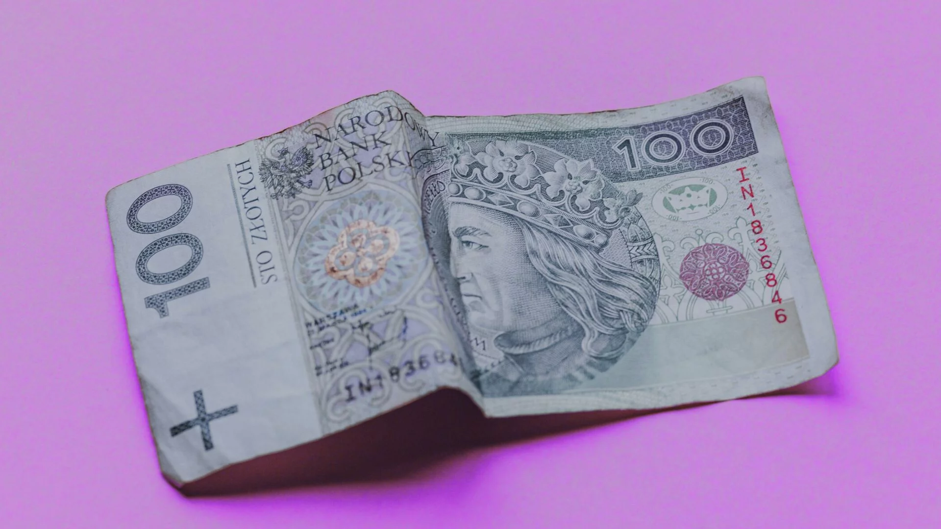 Pognieciony banknot stuzłotowy.