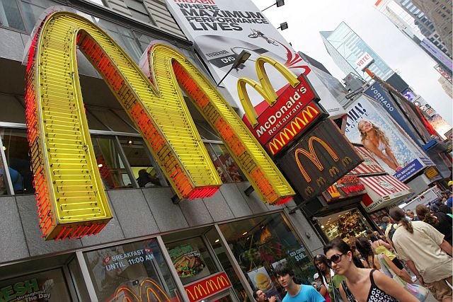 61 osób padło ofiarą zatrucia pasożytami - znajdowały się one w sałatkach z McDonald'sa